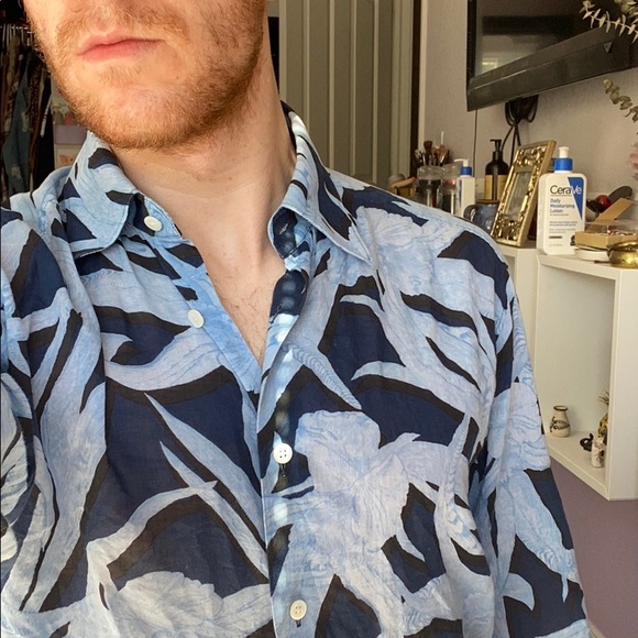 Light cotton blue button up - Picture 4 of 4